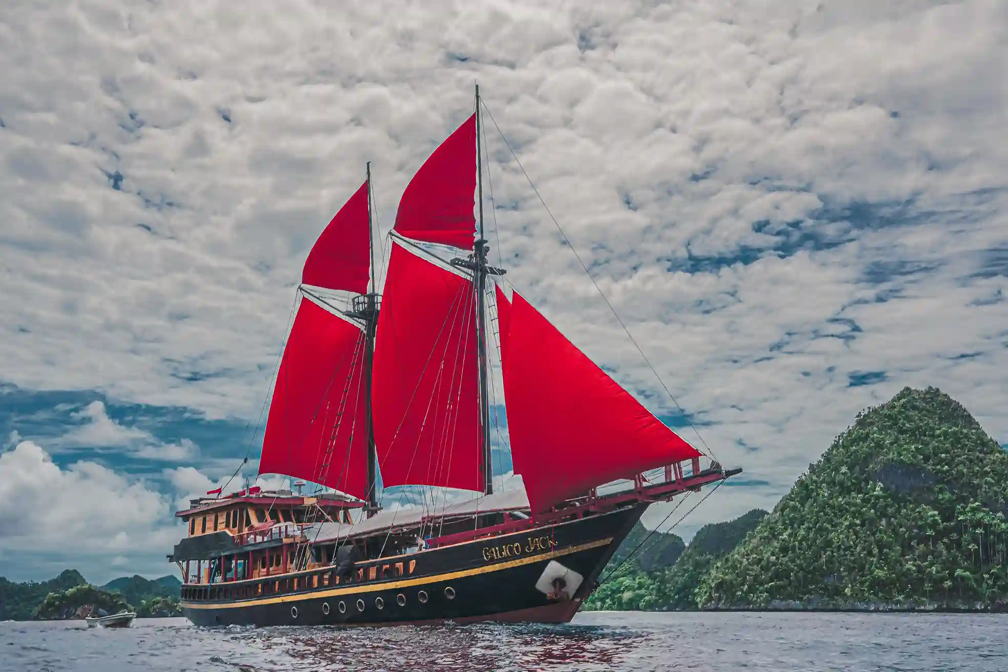 Traditional phinisi rig and sails