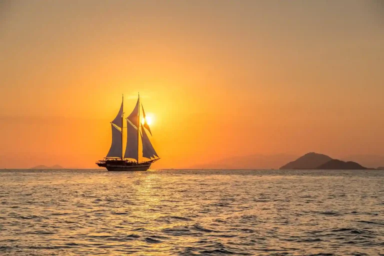 Phinisi sailing under Indonesian flag